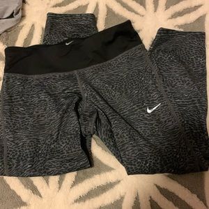 SMALL NIKE CROPPED LEGGINGS